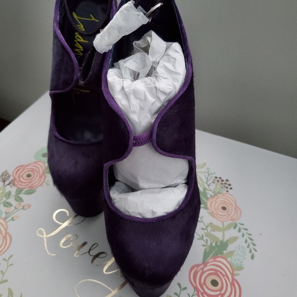 Shoes - Picture 2 of 7